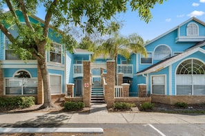 Exterior - Spacious & Bright ~ Close to Disney ~ Pool ~ Gym! (Kissimmee)