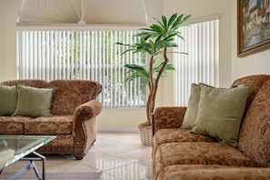 TV - Spacious & Bright ~ Close to Disney ~ Pool ~ Gym! (Kissimmee)