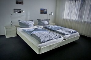 3 bedrooms, desk, iron/ironing board, travel crib