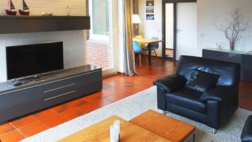 Smart-TV, Kamin, DVD-Player, Bücher