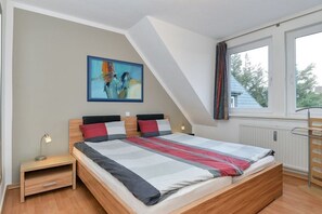 2 bedrooms, iron/ironing board, internet