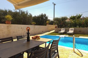 Outdoor dining - Sun Flower Villas (Chania)