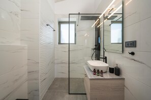 Villa luxueuse | Salle de bain | Douche, pomme de douche hydromassante, articles de toilette (gratuits)
