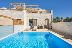 Outdoor pool, pool umbrellas, pool loungers - Sun Flower Villas (Chania)