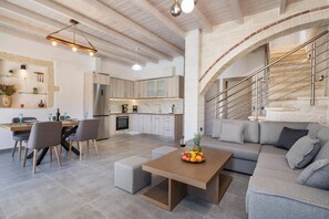 ラグジュアリー ヴィラ | リビング エリア | 50 インチのスマートテレビ (ケーブル放送視聴可)