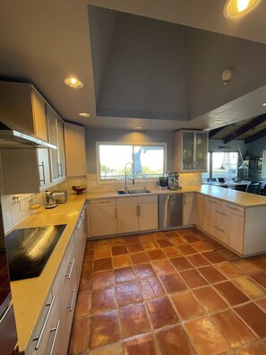 Private kitchen - 4BR/3BA retreat with stunning Silicon Valley views  (Emerald Hills)
