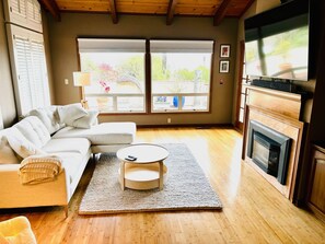 Living area - 4BR/3BA retreat with stunning Silicon Valley views  (Emerald Hills)