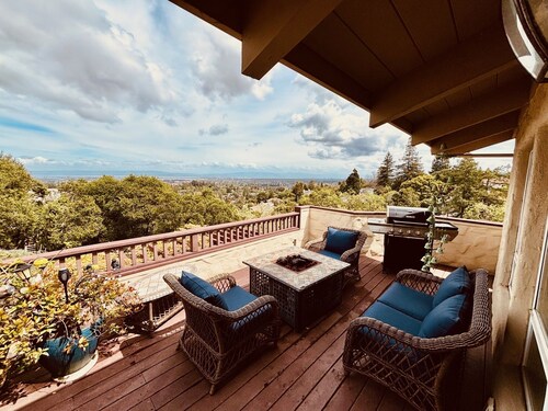 4BR/3BA retreat with stunning Silicon Valley views 