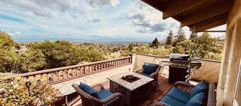 4BR/3BA retreat with stunning Silicon Valley views 