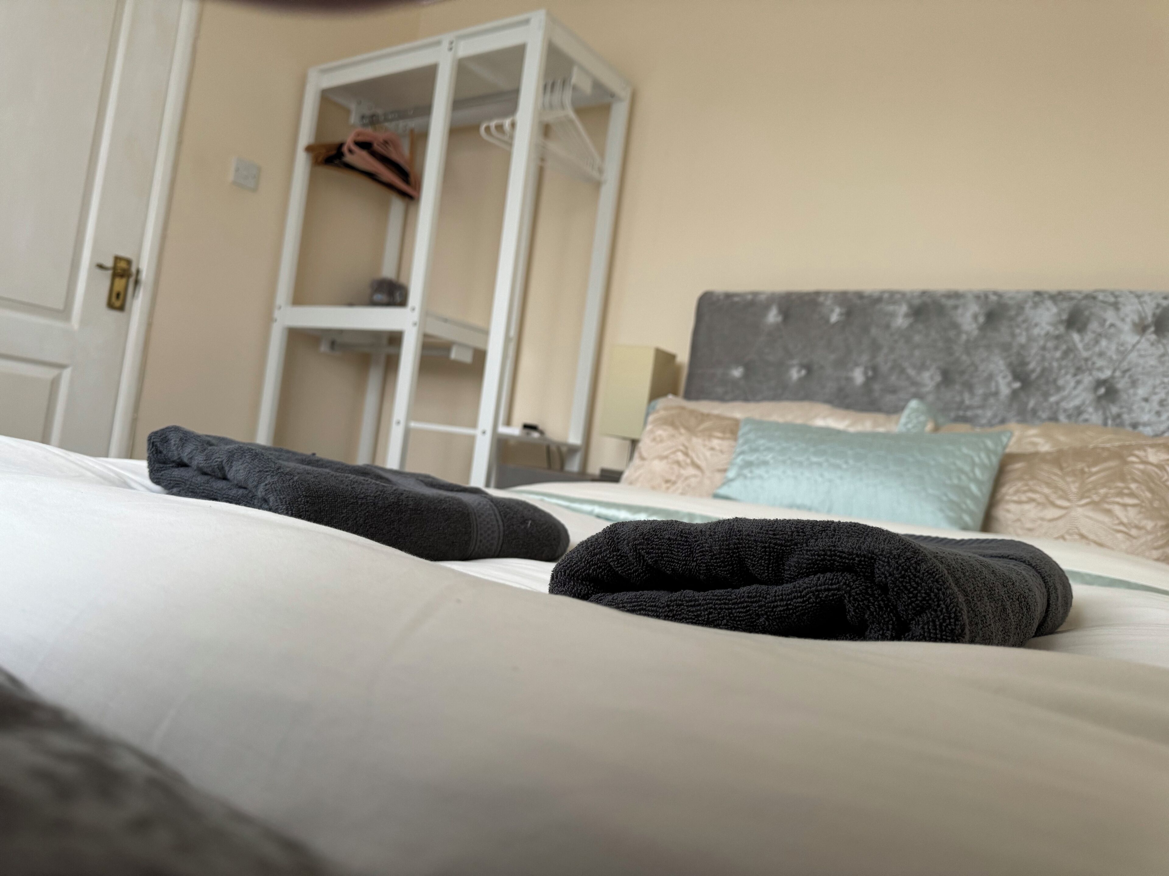 3 makuuhuonetta, työpöytä, silitysrauta/-lauta, ilmainen Wi-Fi