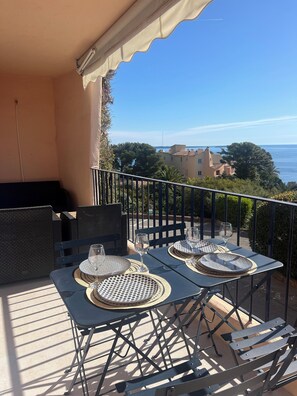 Outdoor dining - Sea view apartment with swimming pool - private beach - sauna-hamman -tennis- restaurant (Théoule-sur-Mer)