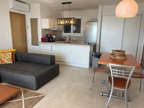 Living area - Sea view apartment with swimming pool - private beach - sauna-hamman -tennis- restaurant (Théoule-sur-Mer)