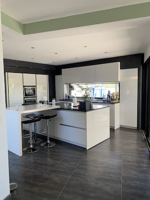 Private kitchen - Villa Contemporaine Avec Piscine et Jacuzzi (Vauvert)