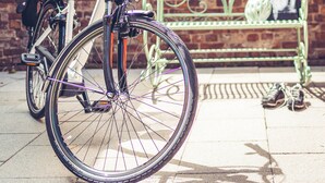 A bicycle parked next to a bench with a bag and shoes on it. - Landhotel Sanct Peter (Bad Neuenahr-Ahrweiler)