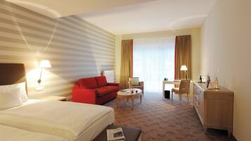 Quarto casal superior | Roupas de cama antialérgicas, cofres nos quartos, escrivaninha