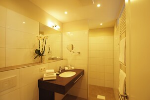 淋浴设施、免费洗浴用品、吹风机、浴袍