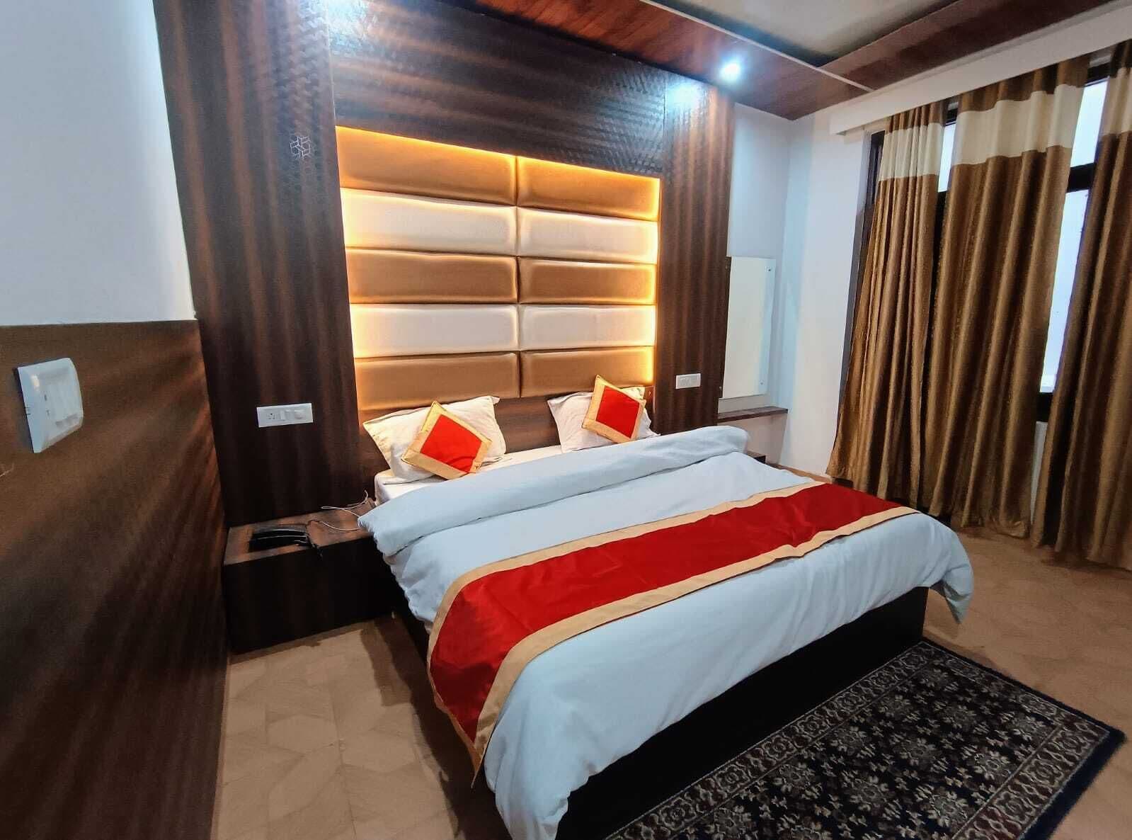 Deluxe Double Room | Free WiFi, bed sheets