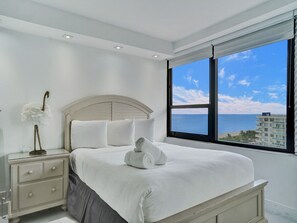 2 bedrooms, travel cot, free WiFi, bed sheets - Beachfront Condo w Beach Service /1207 (Miami Beach)