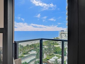 Property grounds - Beachfront Condo w Beach Service /1207 (Miami Beach)