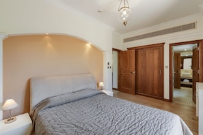 2 bedrooms, travel crib, internet, bed sheets
