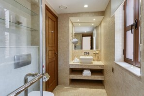 Shower, hair dryer, towels - 2 Bedroom Apartment - AHI02 (paphos)