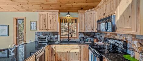 冷蔵庫、電子レンジ、オーブン、コンロ