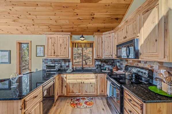 冷蔵庫、電子レンジ、オーブン、コンロ