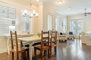 Dining - Emerald Gem by AvantStay | Pool Access, 3mins to Beach! (Panama City Beach)