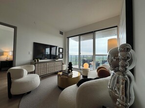 Rom – exclusive | Oppholdsområde | En 40-tommers Flatskjerm-TV med digitale kanaler