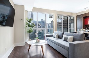 Suite – business, 1 soverom, ikke-røyk, byutsikt | Skrivebord, skrivebord for bærbar PC, wi-fi (inkludert) og sengetøy