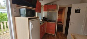 Kjøleskap, mikrobølgeovn, kokeplater og kjøkkenutstyr