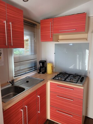 Réfrigérateur, micro-ondes, plaque de cuisson