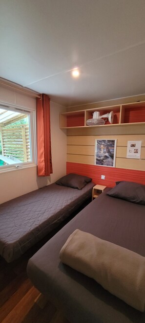 3 chambres, fer et planche à repasser, Wi-Fi, draps fournis