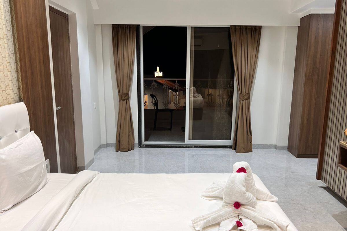 Executive Suite | Desk, free WiFi, bed sheets