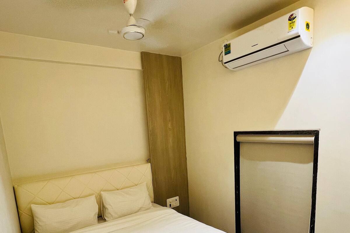 Economy Double Room | Desk, free WiFi, bed sheets