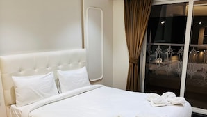 Escritorio, wifi gratis y ropa de cama 