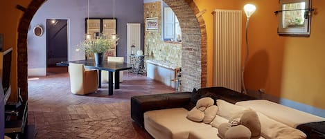 Téléviseur, foyer, lecteur de DVD, chaßne audio