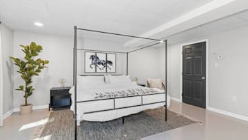 1 bedroom, desk, WiFi, bed sheets