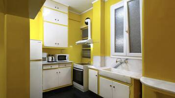 Fridge, oven, coffee/tea maker, cookware/dishes/utensils