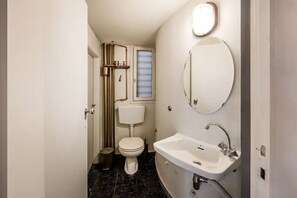 Hair dryer, towels, soap, shampoo - Hestia Anemone - Spacious Apartment in Kolonaki (Athina)