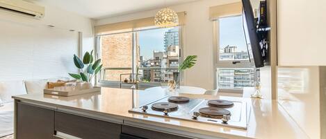 ثلاجة، ميكروويف، موقد طهي مسطح، ماكينة لصنع القهوة/الشاي