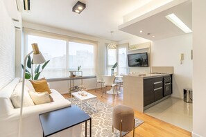 TV - Modern 1BR Apartment: Pool, Laundry, WiFi, Beautiful Views (Las Cañitas)