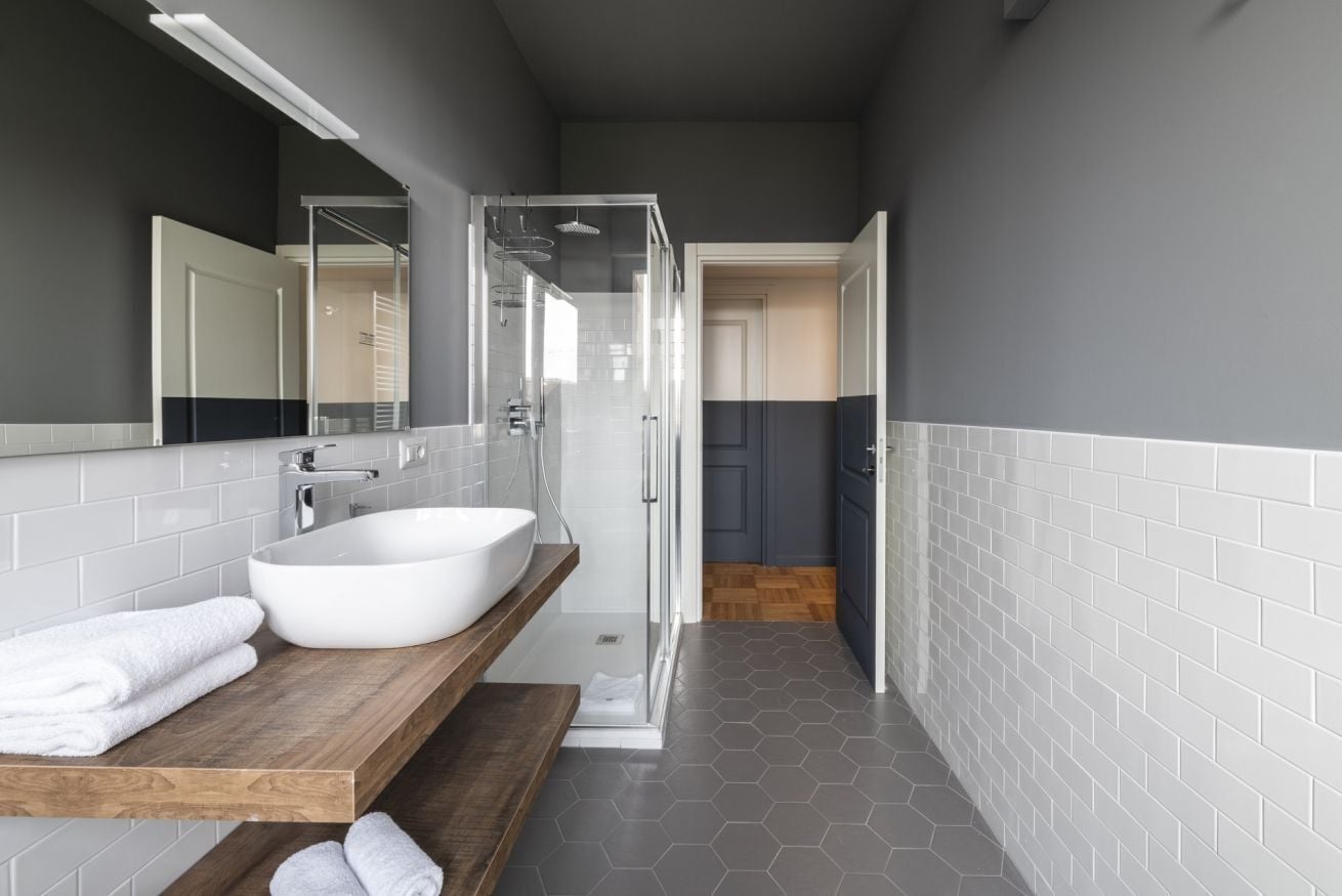 Een douche, een haardroger, een bidet, handdoeken