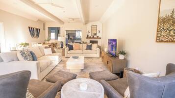 Télévision, cheminée