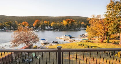 Beautiful lakefront getaway with hot tub!