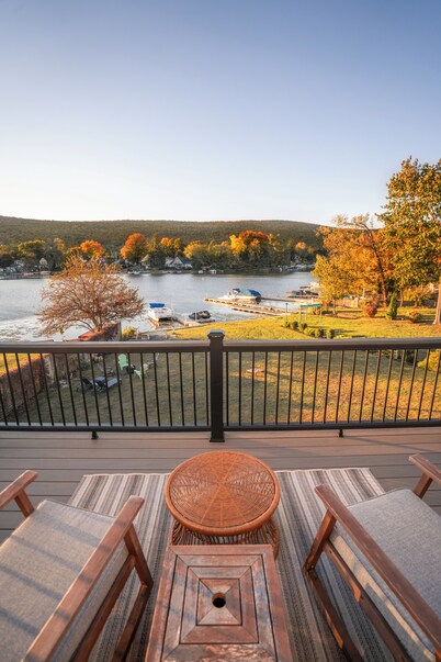 Beautiful lakefront getaway with hot tub!