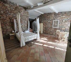 6 quartos, berço de viagem, acesso à internet, roupa de cama