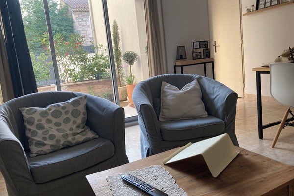 Een smart-tv en boeken