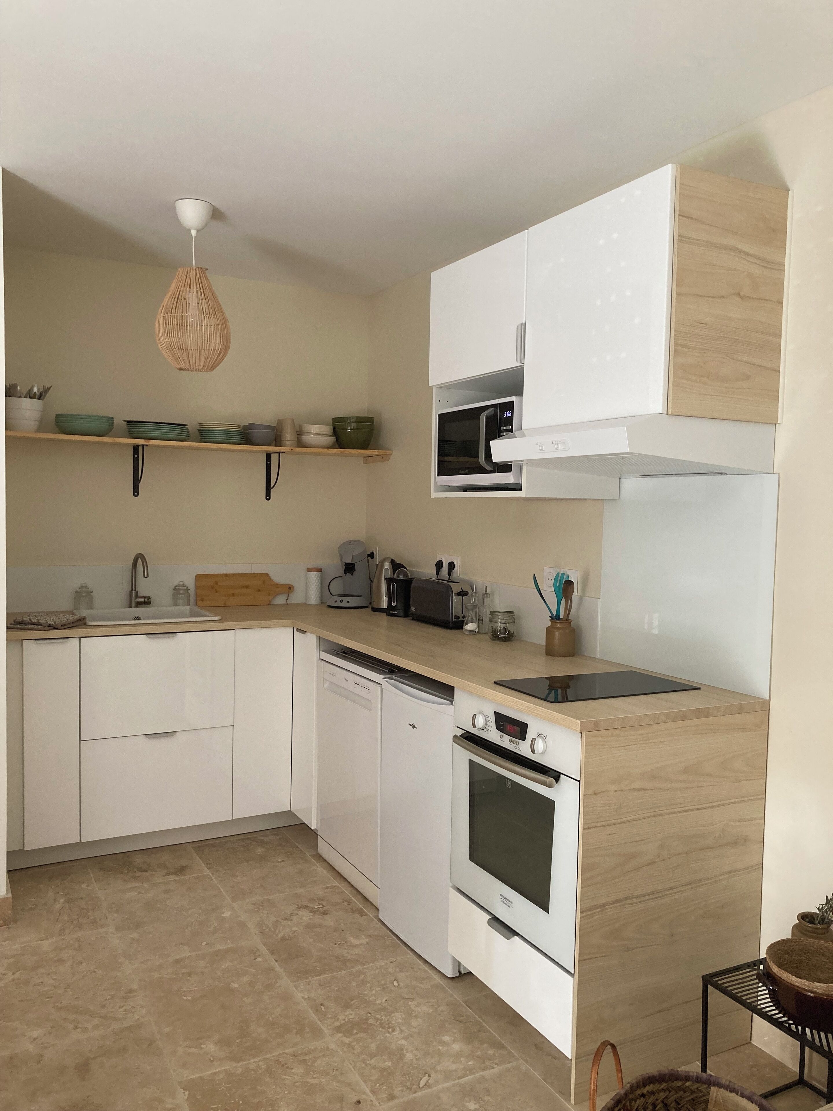 Wasserkocher mit Kaffee-/Teezubehör, Kühlschrank, Mikrowelle, Ofen