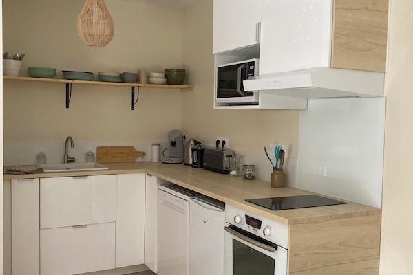 Cafetera y tetera, refrigerador, microondas y horno